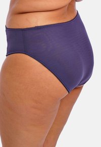 Hoogwaardige paarse slips gemaakt van zachte stof. Heeft een delicaate scalloped rand langs de tailleband met een gladde afwerking.