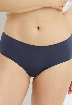 Slip bikini blu navy realizzato in tessuto liscio ed elastico con un design a vita media e cuciture piatte per il massimo comfort.