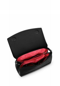 Černá kožená taška s zakřiveným klopou, s červeným puntíkovaným interiérem, dvěma přihrádkami a kapsou na zip pro lepší organizaci.