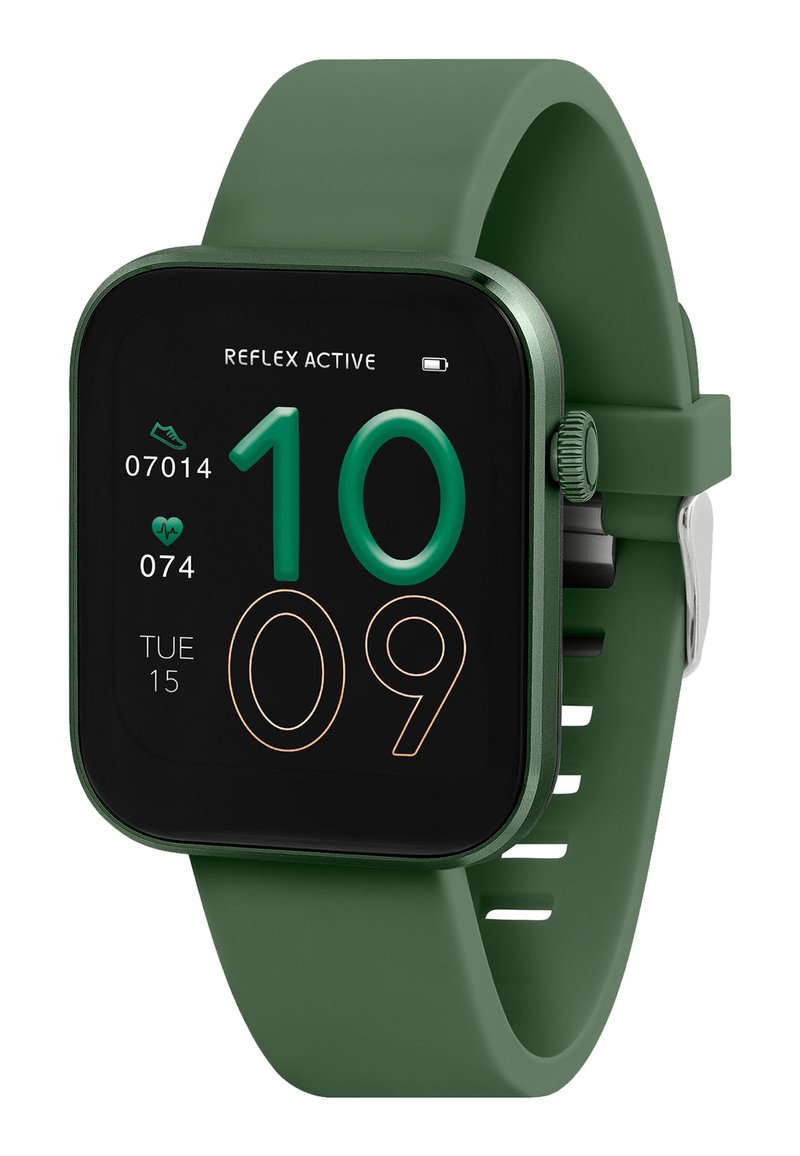 Groene smartwatch met een vierkante behuizing, siliconen band, digitale weergave van hartslag, stappenteller en tijd. Bevat zilveren hardwareaccenten.