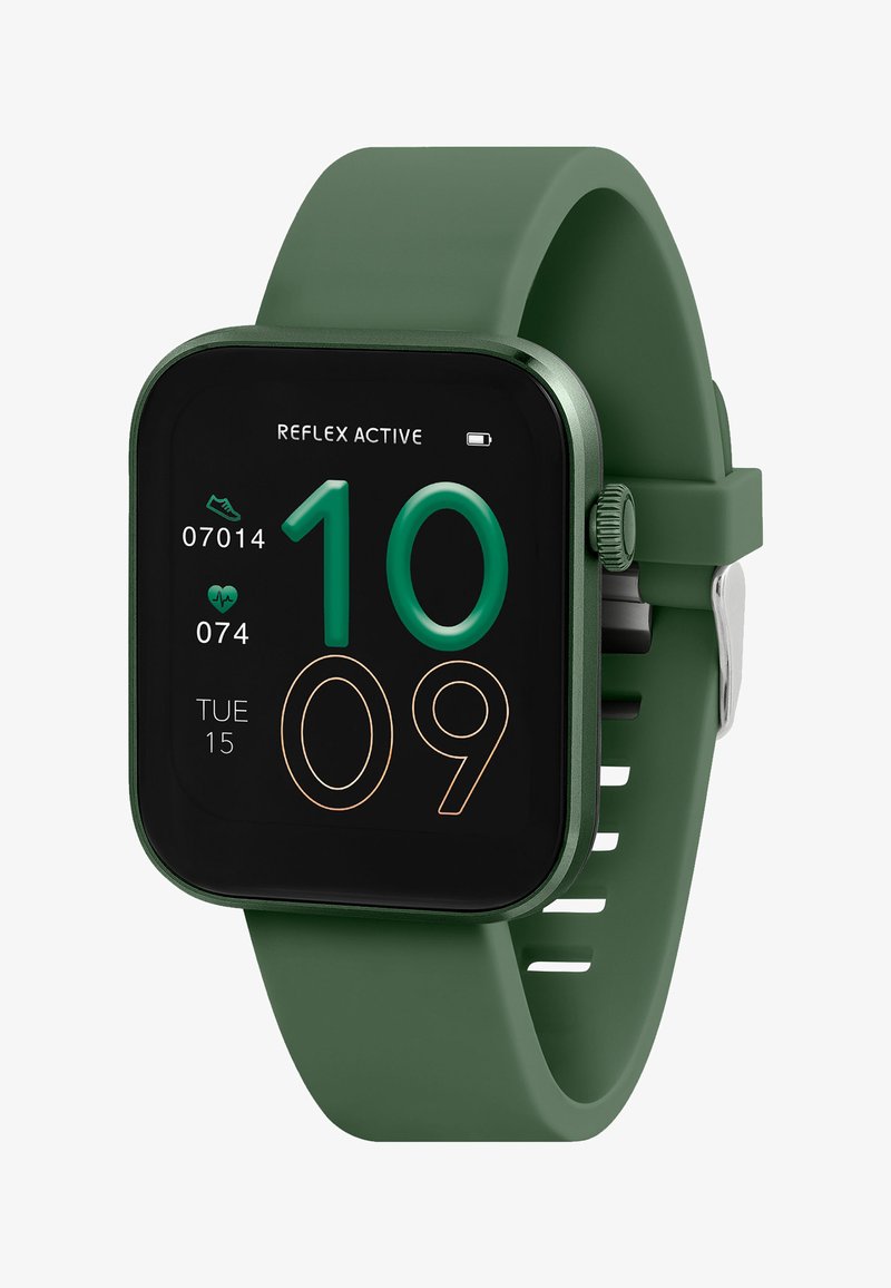 Groene smartwatch met een vierkante behuizing, siliconen band, digitale weergave van hartslag, stappenteller en tijd. Bevat zilveren hardwareaccenten.