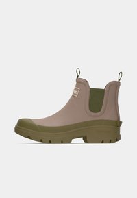 Αδιάβροχες μποτάκια αστραγάλου σε ανοιχτό καφέ και ελιά. Διαθέτουν ελαστικές πλευρικές επενδύσεις, ανθεκτική σόλα και λογότυπο στο εξωτερικό μέρος.