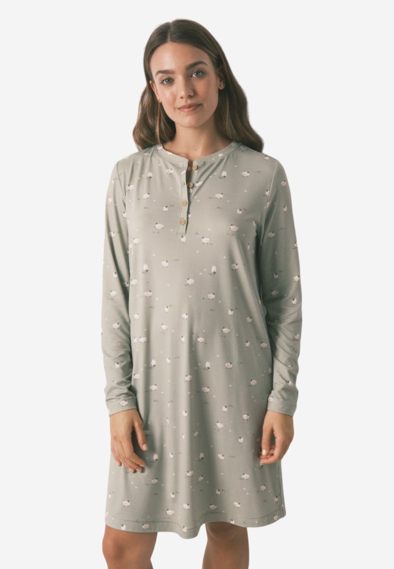 Lichtgroen langekleed met een henley-hals, voorzien van witte schapenpatronen en subtiele stippen, gemaakt van zachte stof.