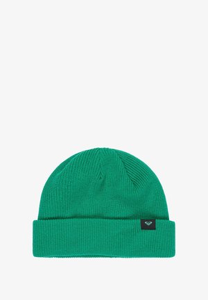 Grüne Strickmütze mit umgeschlagenem Bund und einem kleinen schwarzen Markenetikett mit einem Herzlogo. Mit strukturiertem Muster durchzogen.