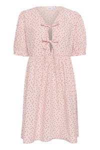 Rosa Kleid mit kleinen roten Herzen, kurzen Puffärmeln, V-Ausschnitt mit zwei Schleifen und geraffter Taille. Leichtes Material, knielang.