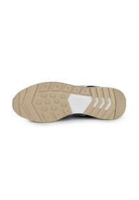 Suela de zapatilla blanca y beige con un patrón texturizado, que presenta indentaciones circulares y triangulares, y un logo de la marca en el centro.