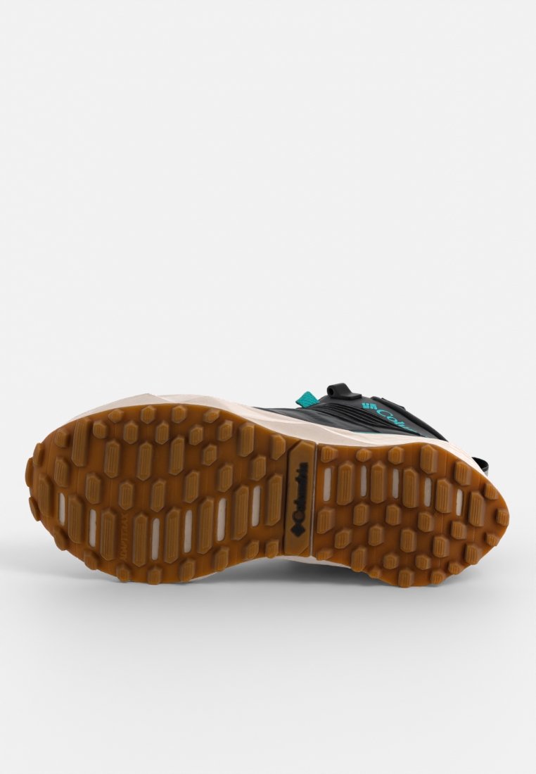 Buty do biegania w terenie z czarną cholewką, gumową podeszwą, jasnoniebieskimi akcentami oraz teksturowaną podeszwą z gumy, posiadającą heksagonalne wzory.