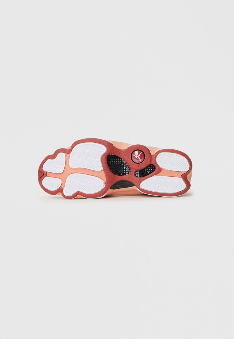 Suola della scarpa con una base rosa, dettagli in gomma bianca e motivi testurizzati. Logo centrale in rosso. Presenta un design robusto e antiscivolo.