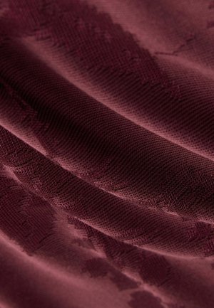 Burgundia tekstuuriga kangas, millel on peened mustrid, esitades pehme, kootud tekstuuri ja õrna langevuse, ideaalne polsterduseks või riietuseks.