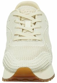 Beige Strick-Sneaker mit einer strukturierten Oberseite, flachen Schnürsenkeln und einer gepolsterten Sohle. Verfügt über geschwungene Akzentlinien an den Seiten.