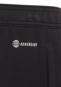 Shorts de sport noirs au design épuré, fabriqués en tissu respirant avec un logo "AEROREADY" blanc, affiché de manière proéminente.