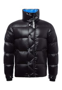 Veste d'hiver matelassée noire brillante avec col montant, boutons-pression, poches zippées et doublure intérieure bleue.