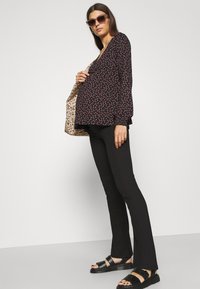 MAMALICIOUS MLLUNA PINTUC FLARED PANT - Calças - black