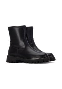 Botas de tobillo de cuero negro con una textura suave, puntera redondeada, suela de goma elevada y detalle de costura lateral. Adecuadas para uso casual.