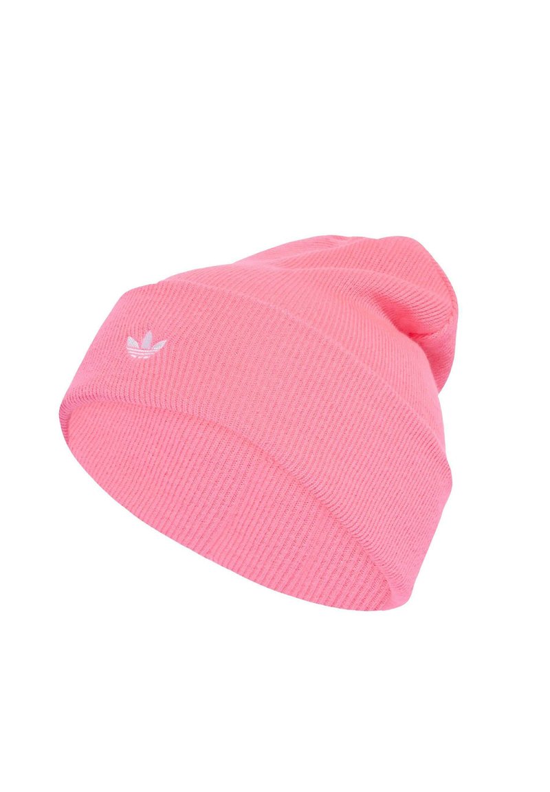 Roze gebreide muts met een geribbelde textuur en een klein wit logo aan de voorkant, ontworpen voor een aansluitende pasvorm.