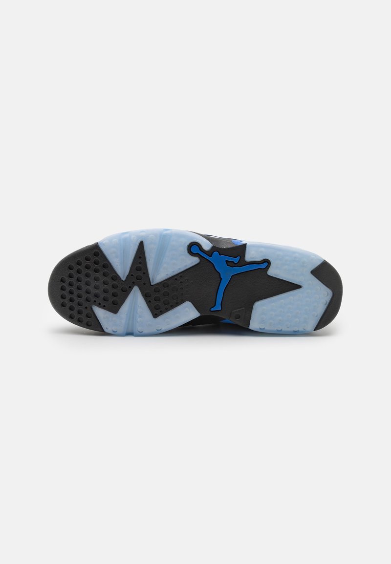 Schwarze Sport-Schuhsohle mit blauen Akzenten und einem Jumpman-Logo. Verfügt über ein strukturiertes schwarzes Gummiprofil und translucente hellblaue Abschnitte.