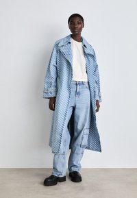 HUGO GARENA - Mantel - light/pastel blue