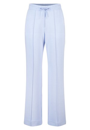 Pantalon de jogging bleu clair en tissu doux, avec une taille élastique et un cordon de serrage. Présente des jambes droites et des plis sur les côtés pour plus de détails.