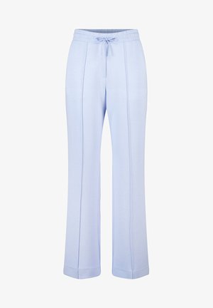Pantalon de jogging bleu clair en tissu doux, avec une taille élastique et un cordon de serrage. Présente des jambes droites et des plis sur les côtés pour plus de détails.