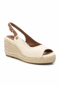 Sandalo con zeppa espadrille beige, con punta aperta, tomaia in tela strutturata e cinturino posteriore in pelle marrone con dettaglio a fibbia in argento.