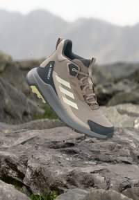 Nevybrané, chalky brown/white/grey six