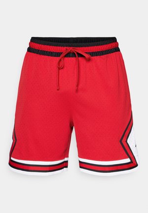 Shorts de baschet din plasă roșie, cu un talie elastică neagră, având un șnur legat, accente albe și dungi negre-roșii pe margine.