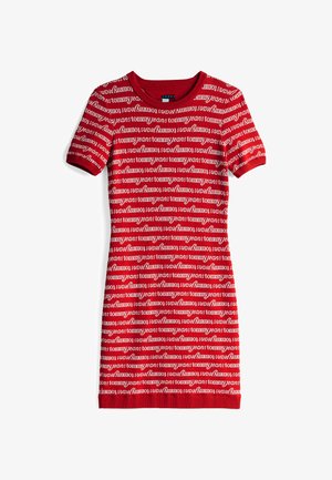 Vestido de punto rojo con mangas cortas, que presenta un patrón repetitivo en blanco de "tommy jeans" por toda la prenda. Cuello y dobladillo acanalados.