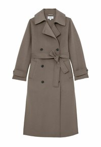 Lange, dubbelrijige jas gemaakt van zachte, bruine stof. Heeft een tailleceintuur, een reverskraag en zwarte knopen, met zijzakken.