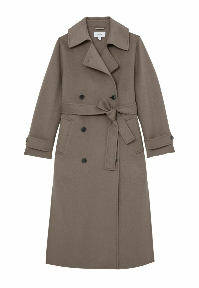 Lange, dubbelrijige jas gemaakt van zachte, bruine stof. Heeft een tailleceintuur, een reverskraag en zwarte knopen, met zijzakken.