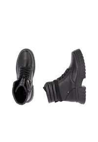 Botas de tobillo negras de cuero con una parte superior texturizada, cierre de cordones en la parte delantera, collar acolchado y suela de goma gruesa. Acabado suave con características de diseño robustas.