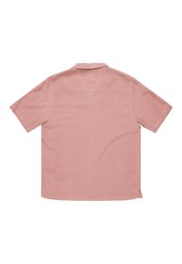 Koszula z krótkim rękawem w jasnoróżowym kolorze. Posiada kołnierzyk zapinany na guziki, szew na plecach oraz rozcięcia po bokach dla swobody ruchów.