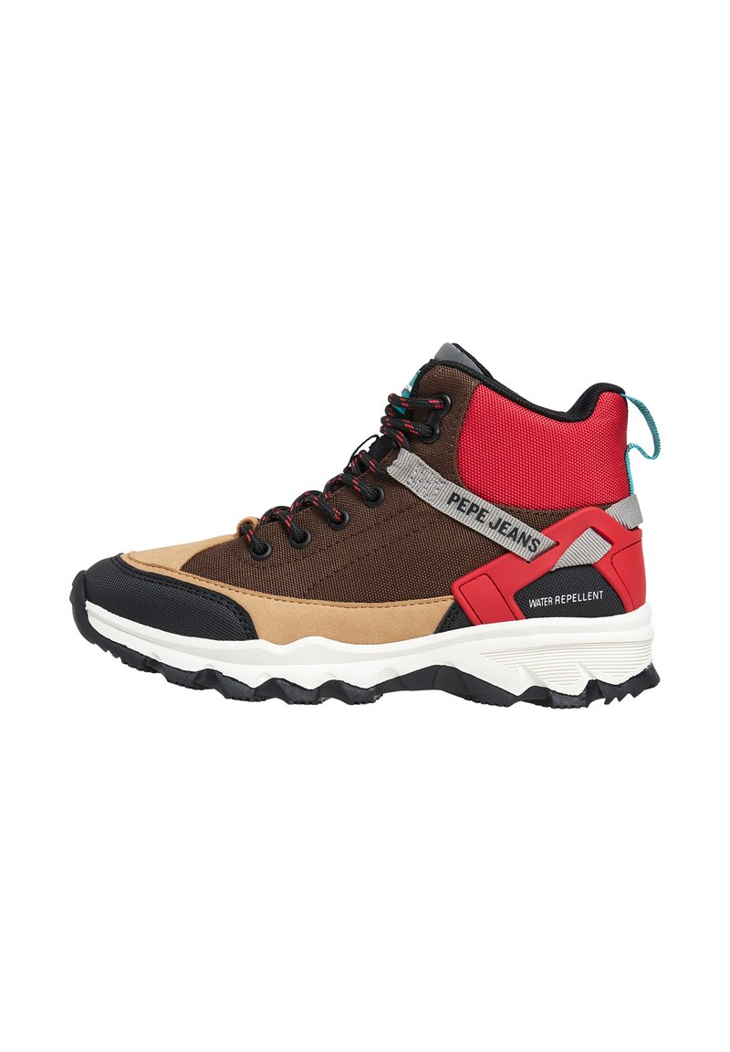 Wasserabweisender High-Top Sneaker mit braupper Textilobermaterial, beigen Wildlederakzenten, roter Fersenunterstützung und weißer, robuster Außensohle mit schwarzen Details.