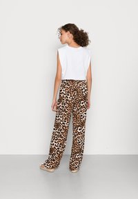 Vero Moda VMSIMPLY EASY WIDE PANT - Calças - tan/liv