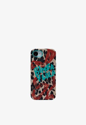 Funda de teléfono con estampado de leopardo y acentos en rojo y azul, que presenta el texto "BIMBA Y LOOLA" en letras en negrita, superficie texturizada y bordes redondeados.