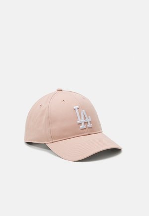 Gorra de béisbol rosa claro con logo "LA" bordado en blanco en la parte delantera, colocada en un ángulo ligero sobre un fondo blanco.