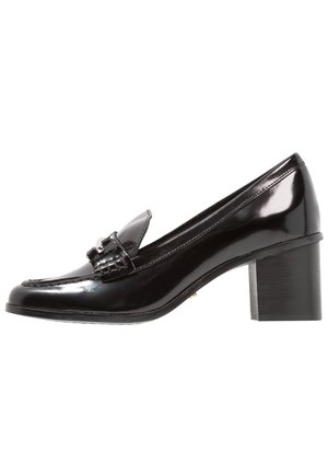 Mocassin femme en cuir verni noir avec talon bloc et détail de bride avant, présenté en profil latéral sur fond blanc.