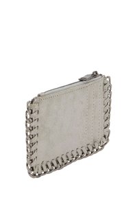 Portofel din suede argintiu cu gri, cu detalii din lanț, închidere cu fermoar și sloturi externe pentru carduri. Textură netedă cu accente metalice pe margini.
