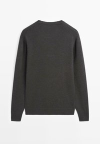 Maglione a maglia grigio scuro con maniche lunghe, polsini e orlo a coste, e collo rotondo. Design semplice, texture morbida e senza motivi visibili.