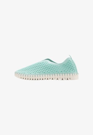 Hellblaue Slipperschuh mit einer strukturierten Oberseite, die Wellenmuster aufweist, und einer weißen, gerippten Sohle. Aus weichem, flexiblen Material. Ohne Schnürsenkel.