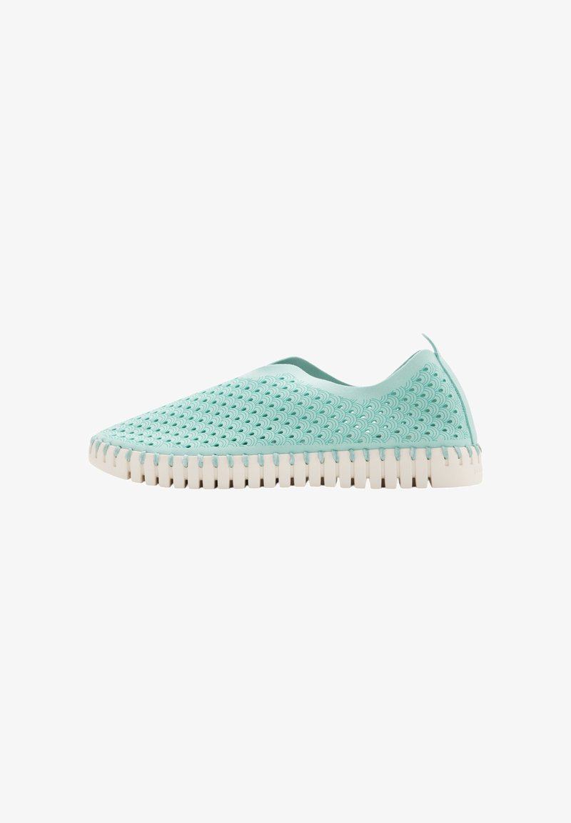 Hellblaue Slipperschuh mit einer strukturierten Oberseite, die Wellenmuster aufweist, und einer weißen, gerippten Sohle. Aus weichem, flexiblen Material. Ohne Schnürsenkel.