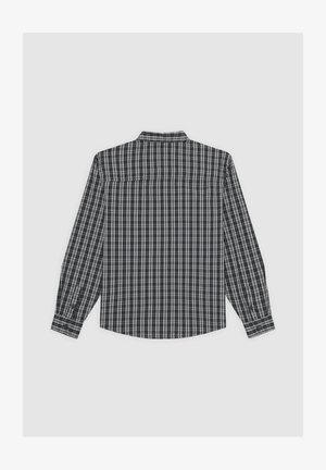 Chemise à manches longues à carreaux bleu marine, blanc et gris clair. Comprend des poignets à boutons, un col classique et un ourlet droit. Tissu en mélange de coton.