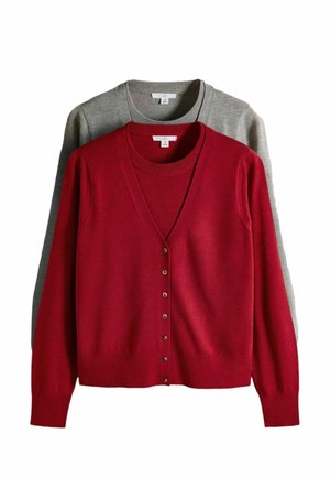 Roter, geknöpfter Cardigan über einem grauen Pullover mit Rundhalsausschnitt, beide langärmlig und aus weichem Strickstoff, Größenangabe Medium.