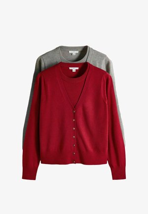 Roter, geknöpfter Cardigan über einem grauen Pullover mit Rundhalsausschnitt, beide langärmlig und aus weichem Strickstoff, Größenangabe Medium.