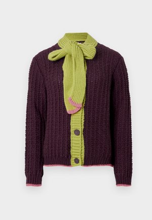 Pletený cardigan v tmavě fialové barvě s texturovaným vzorem. Má jasně zelený šátek na zavázání, růžové akcenty a hnědé knoflíky podél přední části.