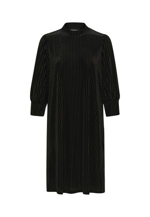 Zwarte jurk met verticale plooien, hoge halslijn en puffed 3/4 mouwen, gemaakt van een glanzende, gestructureerde stof. De lengte valt boven de knie.