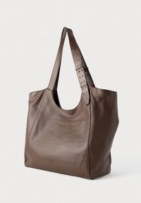 Bolsa tote em couro castanho com uma textura suave, abertura ampla e alça ajustável com detalhes em metal intrincados.