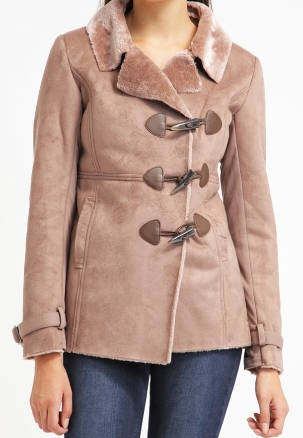 Beige faux suede frakke med en blød pelskrave, der har hjerteformede knapper og en tætsiddende talje. Lange ærmer med spænde detaljer.