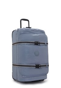 Maleta rodante de tela azul claro, con cremallera, correas ajustables y un logotipo circular en la parte frontal con una base negra sólida.