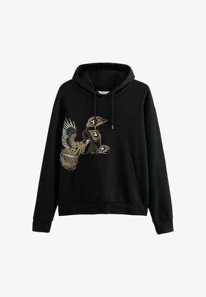 Zwarte hoodie met een groot, kleurrijk geborduurd ontwerp dat complexe veren en een mythisch wezen afbeeldt. Kangoeroe zak, capuchon met trekkoord.