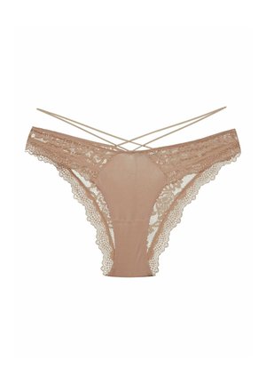 Stringi z koronkowym wykończeniem w odcieniu nude, z krzyżującymi się plecami, cienkimi ramiączkami, przezroczystymi elementami z siateczki oraz falbaniastymi krawędziami wzdłuż nóg.
